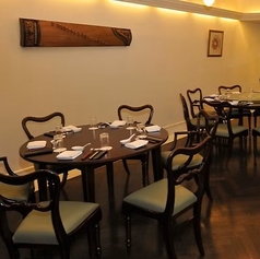 テーブル席は全48席ございます。人数に合わせたお席にご案内いたしますので、気軽にスタッフまでお声かけください。友人とのお食事や女子会、接待など、様々なシーンでご利用いただけます。