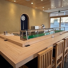 【カウンター席 1名×12卓】お一人様でも気軽にお立ち寄りいただけるカウンター席を12席ご用意しています。目の前で職人が握る様子を眺めながら、旬のネタをサクッと楽しみたい方におすすめです。