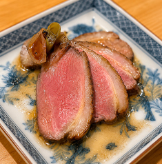 日本酒好き必見！鴨葱タタキとこだわり煮込み料理の写真
