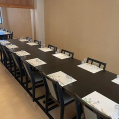 宴会個室【椅子テーブル席】20名様から35名様までご案内可能な、完全個室をご用意しております。和の趣が漂う空間に足への負担が少ないテーブルと椅子を配置しており、幅広い年代の方が快適にお過ごしいただけます。会社の宴会や大規模なイベント、ご親族の集まりなど、大人数での宴会利用に最適な空間です。
