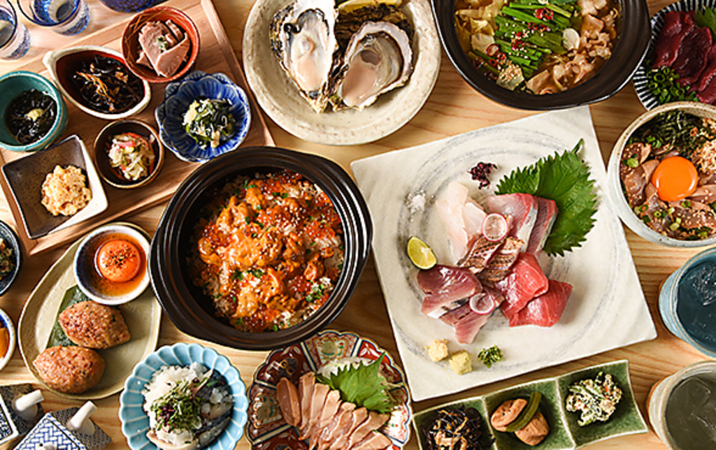 和食の小皿料理や鮮魚、おばんざいを中心に、博多のエッセンスを取り入れた和食が楽しめます。