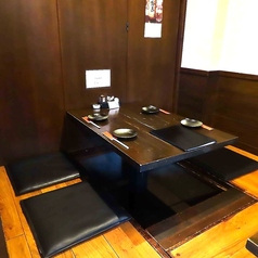 【2～4名席】 少人数でのチョイ飲みにはコチラ！お友達同士や家族とのお食事にも◎お席は掘りごたつなので足も疲れない仕様となっております。お得な飲み放題やコースクーポンもご用意しておりますので、ぜひご予約お待ちしております。