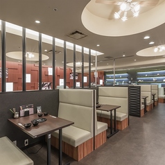 2名様～テーブル席はご利用いただけます。お仲間との会話をゆっくり楽しみたい時にぴったりなテーブル席です♪