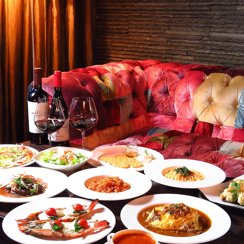 ゆったりソファの贅沢空間での食事、お酒をお楽しみください。