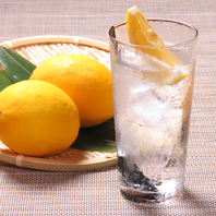 八丈島産の大きなレモンを使ったレモンサワー。