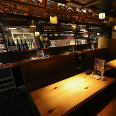 この店の自慢は、150年の歴史を持つ木材から作られた特注テーブル。職人の手による仕上げが、居心地の良い空間を生み出しています。壁は自然素材で仕上げられ、落ち着いた和の雰囲気。3名様から利用できるテーブル席は、友人との集まりに最適です！お席の指定はできませんが、どんな席でも素敵な仲間との時間を楽しめます♪