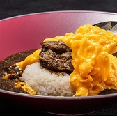 【おすすめポイント（４：カレー料理）】他では味わえない、特別にブレンドしたスパイスを使用しています。深みのある香りと味わいが楽しめます。写真は、「赤ワインでホロホロになるまで5時間煮込んだ国産牛ホホ肉のオムカレー」