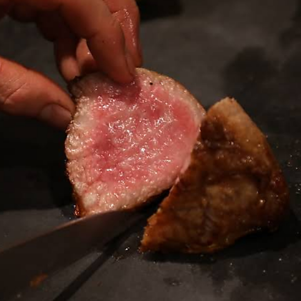 A5和牛の赤身を使ったステーキは、食べた瞬間に脂の甘味が溢れます♪とても柔らかい至福の逸品です。