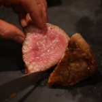 A5和牛の赤身を使ったステーキは、食べた瞬間に脂の甘味が溢れます♪とても柔らかい至福の逸品です。