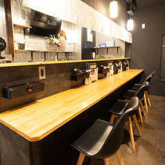 【2階】おひとり様や少人数でのご利用にぴったりで、観光やお仕事帰りに気軽に立ち寄れる雰囲気です。リーズナブルな価格で本格的な鰻を楽しめる当店なら、ちょっと贅沢なランチやディナーにもおすすめ。川越散策の締めくくりに、ぜひカウンター席でゆったりとお過ごしください。