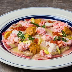 白子、雲丹、カニ、イクラをのせた豪華ブリの極みカルパッチョ