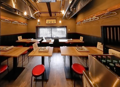 2名様や常連のお客様に人気。ゆったりくつろげるテーブル席。2名様からどうぞ。おすすめ料理やお酒を聞いて頂ければお答えいたします！