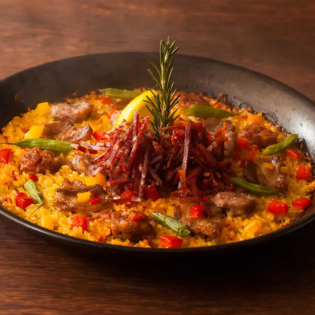 人気のパエリア★パエリアはシーフードパエリアやイベリコ豚のパエリア、イカ墨のパエリア等多数用意