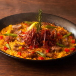 人気のパエリア★パエリアはシーフードパエリアやイベリコ豚のパエリア、イカ墨のパエリア等多数用意