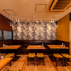 【気軽に使えるテーブル席】普段使いのお食事や突発的な飲み会などに、お気軽にご利用いただけます。ご家族やご友人とのお食事など小規模の宴会にご活用ください。