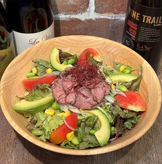 ローストビーフとアボカドのダモンデサラダ