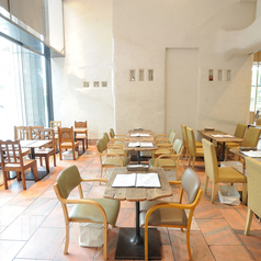 開放感溢れる広々とした店内では30名様～32名様のご利用で貸切可能です。ご家族やご友人とのお食事から、会社の飲み会やご宴会等、様々なシーンに是非ともご利用ください！