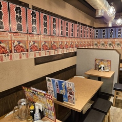 【◇幅広い人数でOK◇】当店では、ゆったりお食事とお酒をお楽しみいいただけるお席をご用意しております！基本テーブル席となっており、隣同士一緒にご利用可能なお席が多数♪そのため少人数～大人数まで、様々な人数でご利用いただけます。