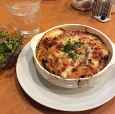 ランチ限定！トマトベースのスパイシーカレーライス！サラダ付きです。