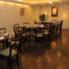 店内は貸切も可能です。着席時48名様/立食時64名様まで対応しますので、会社宴会や誕生日パーティー、イベントなど団体でのご利用にもオススメです。 ※貸切は総計44万円(税込)以上で承ります。