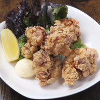 食欲をそそる香ばしい瞬間！《鶏の唐揚げ》