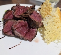 ジューシーな絶品牛ハラミの鉄板焼きをぜひ！