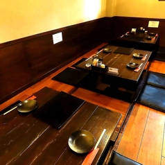 【10名前後の宴会に】会社帰りにどうぞ♪ちょっとしたお疲れ様会や部署飲み会などに◎10名以内なら完全個室もOK！人気の席の為、ご予約はお早めに！※板を外してお席を連結することもできます。