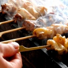 比内地鶏を丹念に焼き上げの写真