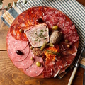 料理メニュー写真&nbsp;スペイン産　ミクスタプレート（ハモン・セラーノ、チョリソ、サラミ、チーズ、オリーヴ）