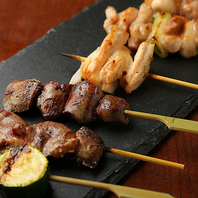 鮮度抜群の朝挽鶏を土佐の備長炭でじっくり焼き上げ。