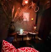 昼はカフェ、夜はアルコールメニューもお楽しみいただける雰囲気のある店内です♪昼間は明るく落ち着いた空間で、美味しいコーヒーや軽食を楽しめます。夜はカフェメニューにプラス、厳選されたカクテルやワイン等をお楽しみいただけます。昼夜ともに、心地よいひとときを過ごせる空間です♪