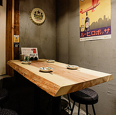 【宴会や飲み会に◎】最大4名様着席可能なテーブルをご用意しております。会社や友人との飲み会などにおすすめです。