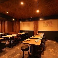 最大112名様が入れる広々空間！2～4名様用のテーブル席もご用意しております※画像は系列店