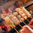 当店自慢の焼き鳥は、じっくりと炭火で焼き上げることで、外は香ばしく中はジューシーな仕上がりになっております。特製のタレや塩で味付けし、一口食べればふんわりと広がる旨味がやみつきになること間違いなしです。焼き鳥を楽しむなら、ぜひ当店でご賞味ください！