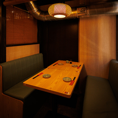 ▽当店では2名様からご利用可能な落ち着いた半個室をご用意しております。周りを気にせず、重要なビジネスのお話にも集中できるプライベート空間です。ゆったりとした席で、心を込めたおもてなしを。の大切なご接待や会食に最適なプライベート個室をご案内します。