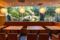 滝の見える店内