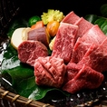 4名様席×3卓の掘りごたつ席は、お履き物を脱いでゆったりとおくつろぎいただけます。10名様以上で、ホールとの間仕切りを締め、個室化することも可能です。