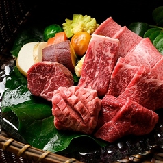 4名様席×3卓の掘りごたつ席は、お履き物を脱いでゆったりとおくつろぎいただけます。10名様以上で、ホールとの間仕切りを締め、個室化することも可能です。