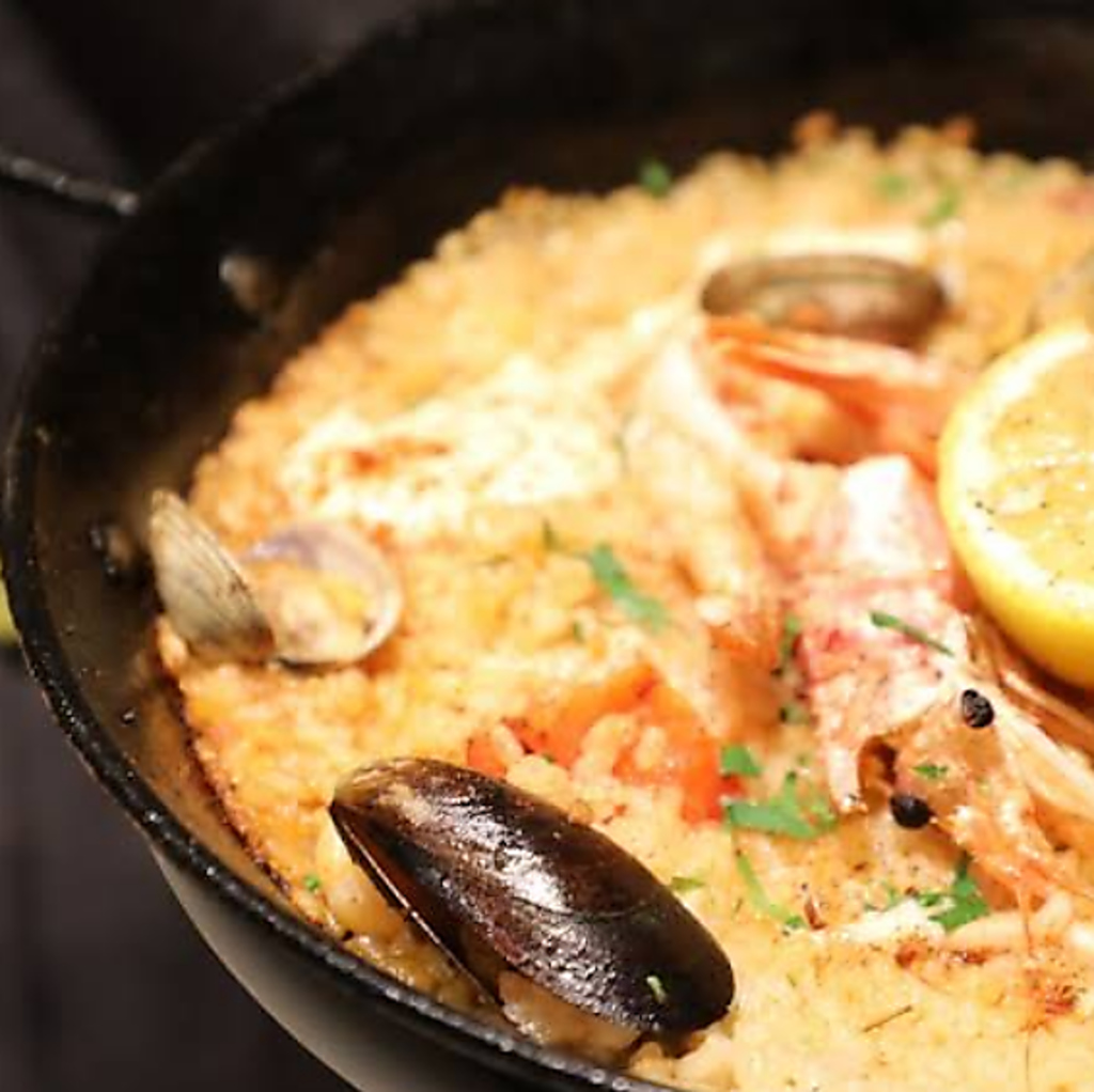 魚介たっぷりのシーフードパエリアをはじめ、当店自慢のパエリア・リゾットをぜひご賞味ください♪