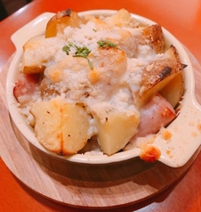 じゃが芋、ソーセージのゴルゴンゾーラチーズオーブン焼き