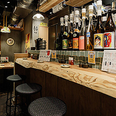 【しっぽりにも◎】最大2名様着席可能なテーブルをご用意しております。会社や友人との飲み会などにおすすめです。