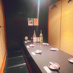 ゆったりと過ごせる4～6名様用の個室は、ご家族でのお食事や少人数での宴会、接待に最適です。広々とした空間には木の温もりが漂い、落ち着いた照明が和やかな雰囲気を演出。周囲を気にせずに会話と食事を楽しめる完全個室で、プライベートな時間を大切にしたい方にぴったり。上質な料理とともに、くつろぎのひとときを。