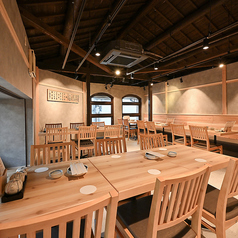【2階席 テーブル】店舗2階もゆったりと過ごせる空間が広がっています。複数名でご利用いただける席もございます!