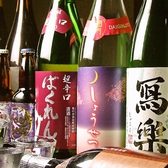 日本各地から地酒を取り寄せています！毎月、春夏秋冬を意識して仕入れている魚介類。【やまよこ鮮魚店】では、旬の魚介によく合う日本酒をリストアップしています。「料理に合う日本酒、日本酒に合う料理」を存分に堪能できるお店です。