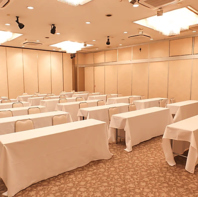 各種設備が完備されており、大人数の会議とご宴会を両立