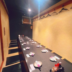 6～12名様でご利用いただける個室は中規模な宴会や会食、接待、ご家族の集まりに最適な広さです。落ち着いた照明と木の温もりを感じる空間で、周囲を気にせずゆったりと過ごせます。完全個室のためプライベート感も抜群。会話も弾み、上質な料理とともに和やかなひとときを演出します。特別な日や大切な集まりにふさわしい