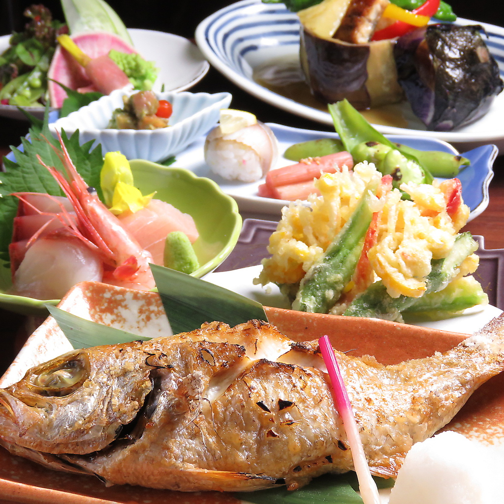 毎朝仕入れる鮮魚。コース料理では見た目も華やかな逸品が揃います。ゲストも大満足♪