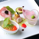 前菜盛り合わせはシェフのこだわりが詰まった一皿