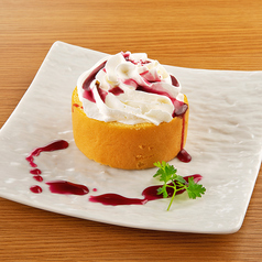 たっぷり生クリームののったロールケーキ 北海道産ハスカップシロップ掛け