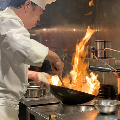 四川料理を極めて40年の経験を持つ、高橋料理長の本格中華料理と多彩なお酒をどうぞ！
